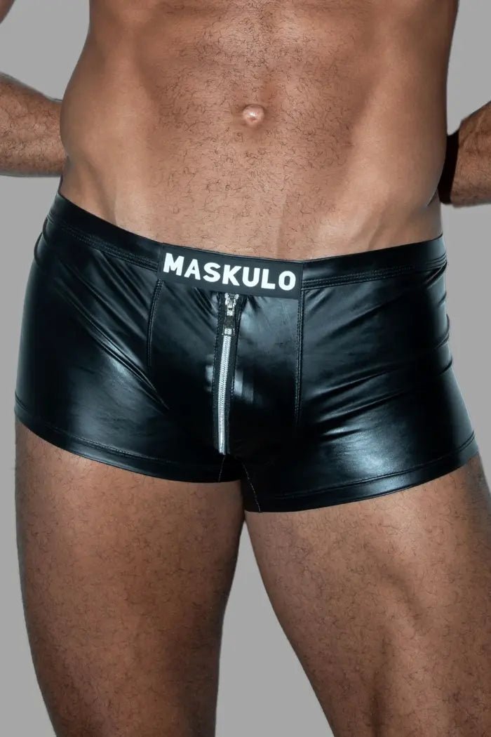 Trukk LiquidOil PU Leather Shorts for men, black with silver zipper, tight fit, leather-look fetish shorts by Maskulo Global (EU).
