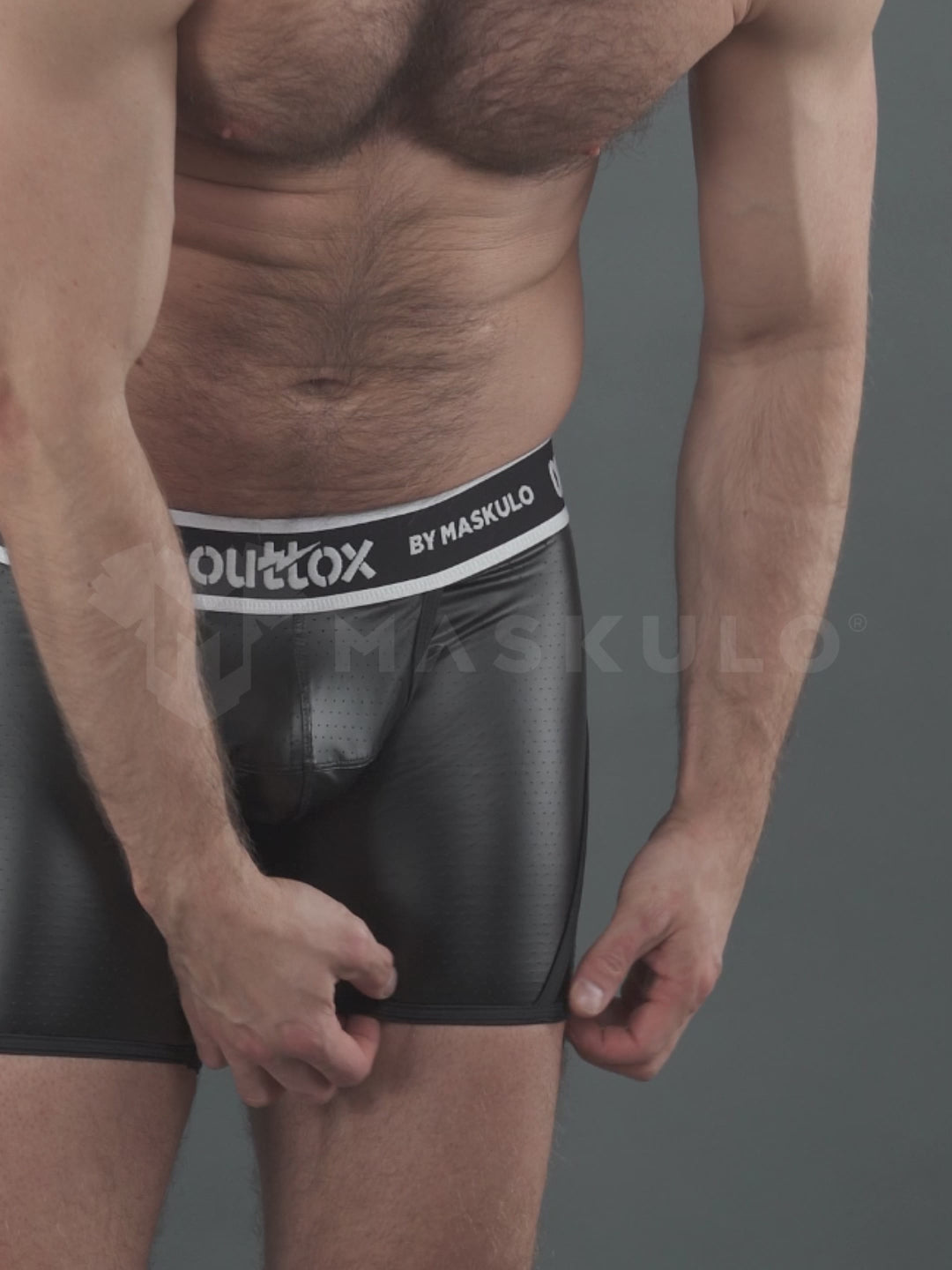 Outtox von Maskulo. Gewickelte Shorts mit Druckknopfverschluss. Schwarz