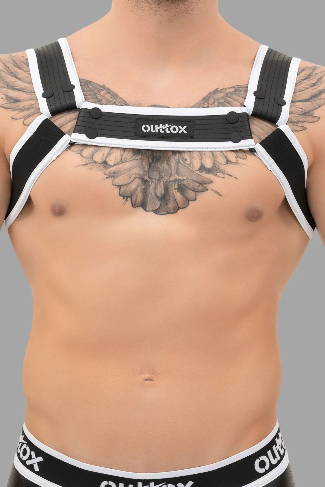 Outtox. Arnés Bulldog con broches. Negro+Blanco