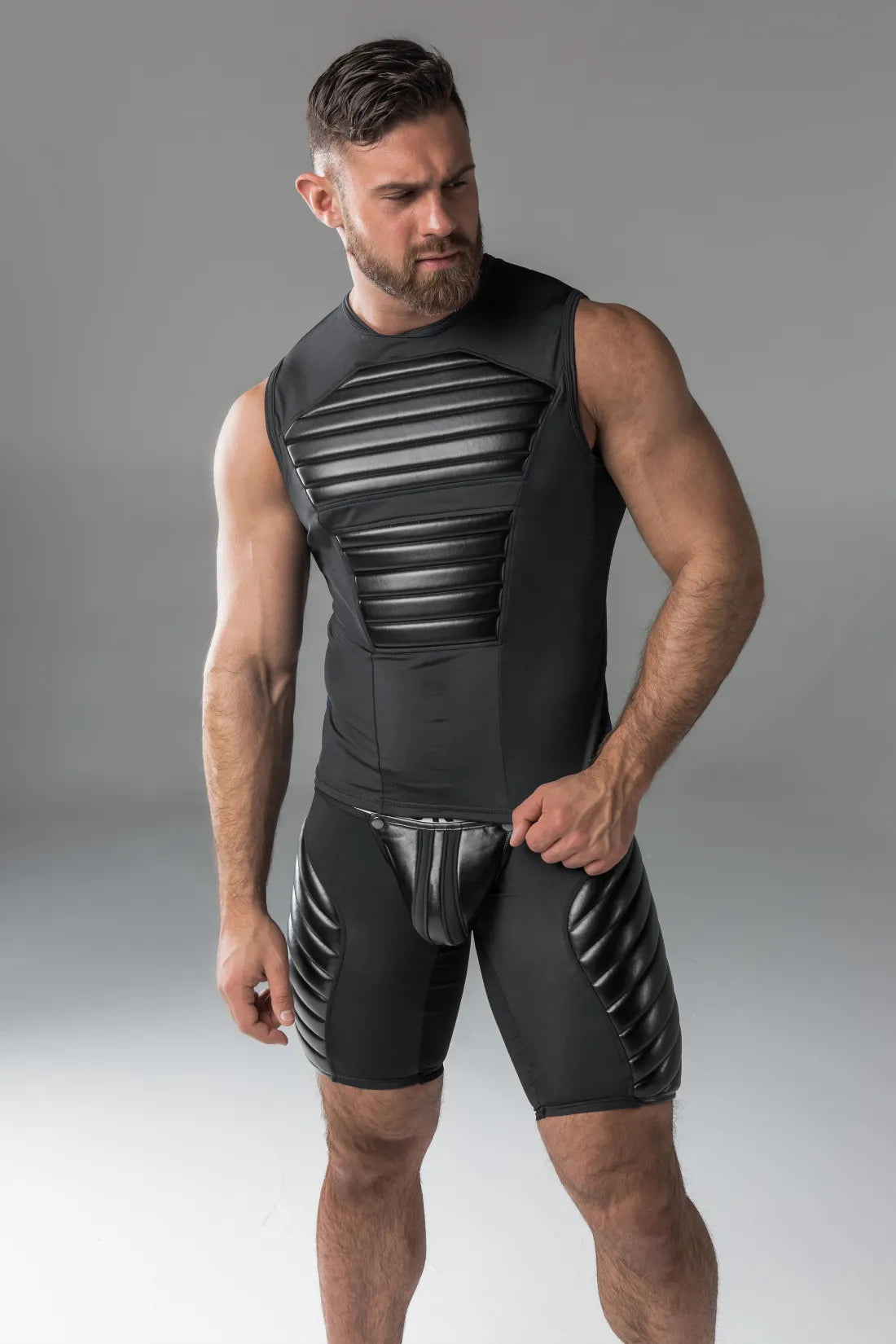 Gepantserd. Heren tanktop. Spandex. Voorste pads. Zwart