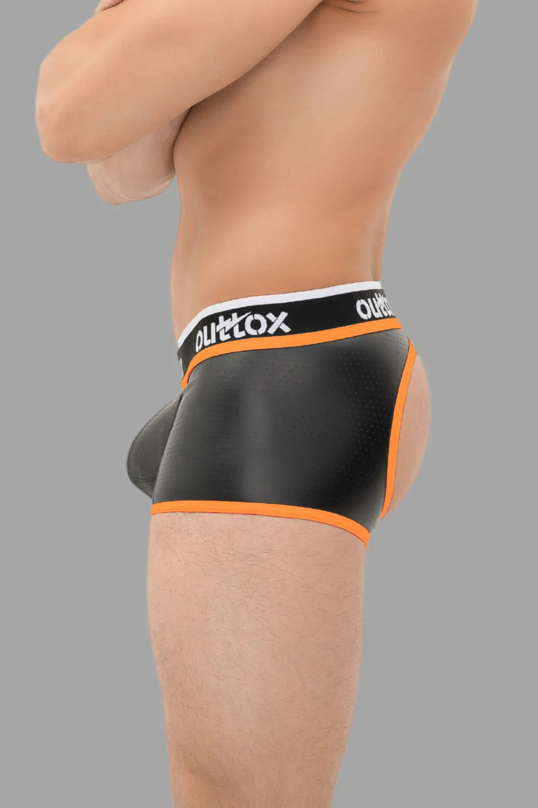 Outtox. Open kofferbakshort met kliksluiting. Zwart+oranje