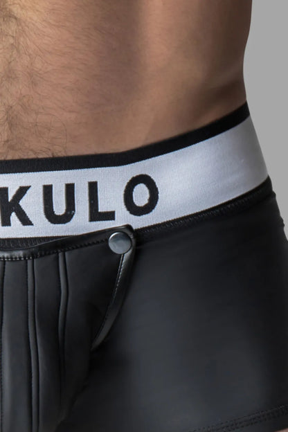 Gepantserd. Trunkshort met rubberen look. Afneembaar zakje. Open achterkant. Zwart