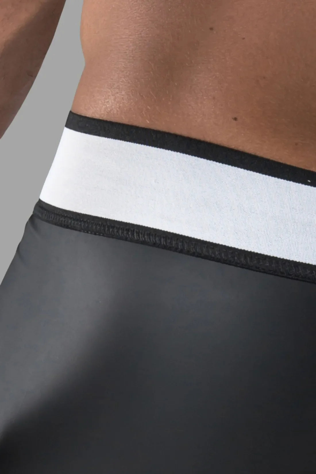 Armored. Trunkshort met rubberen look. Afneembaar zakje. Zwart