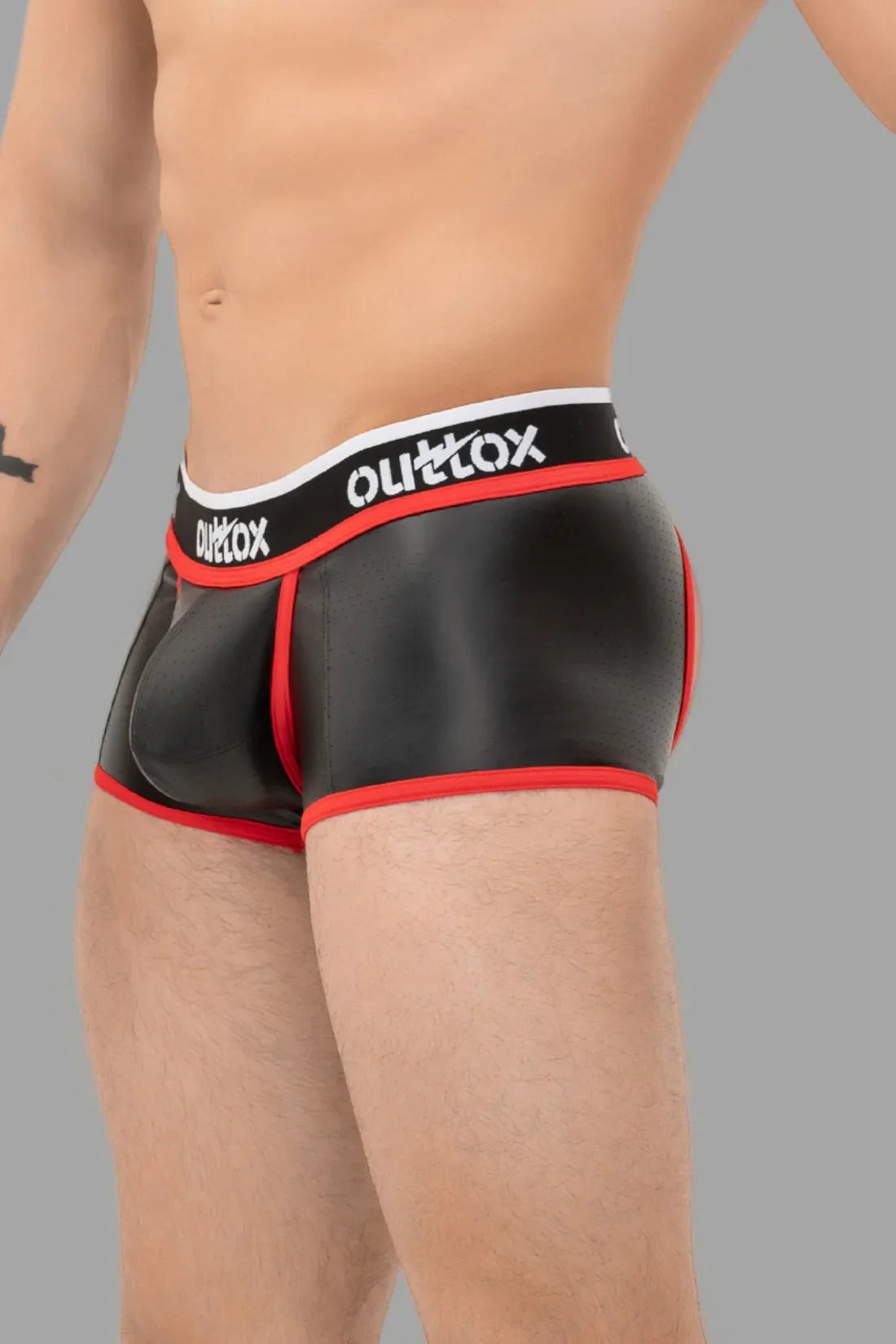 Outtox. Short de coffre arrière ouvert avec braguette à boutons-pression. Noir et rouge